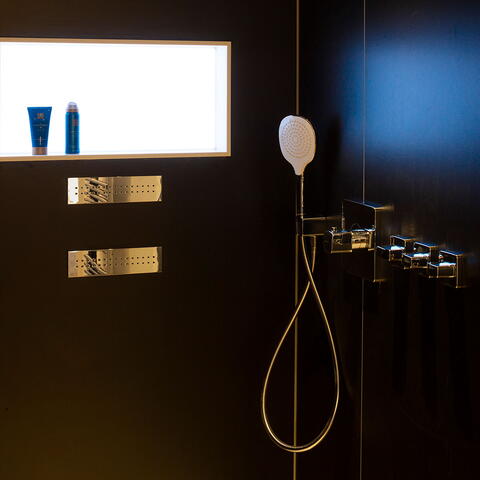 Wandnischen für das Duschgel im kleinen Bad