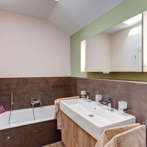 Farbakzente im kleinen Bad