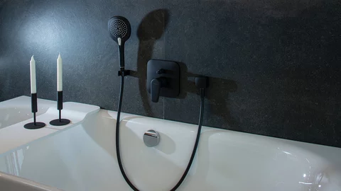 Schwarzmatte Armaturen sind Trend im Bad. Schwarzmatte Armaturen sind Trend im Bad.