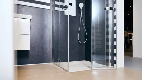 Die Dusche mit extrem flacher Duschtasse Die Dusche mit extrem flacher Duschtasse