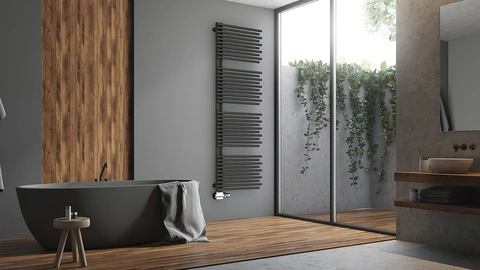 Badezimmer mit Design-Heizkörper an der Wand