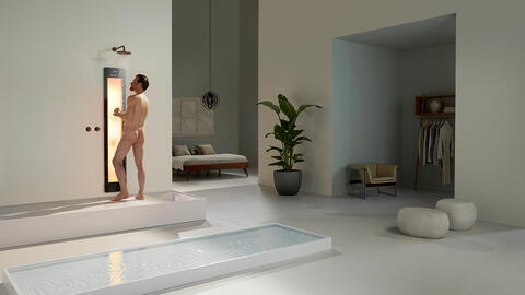 Mann mit Sunshower Sonnendusche