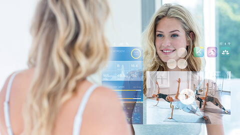 Frau und smarter Spiegel