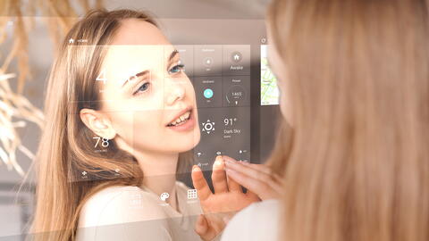 Frau und smarter Spiegel