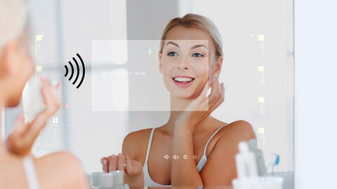 Frau und smarter Spiegel