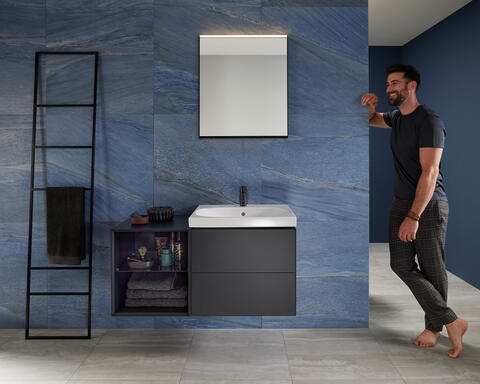 Badezimmer mit eckigen Elementen und blauen Fliesen