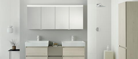 Badezimmer mit eckigen Badmöbeln