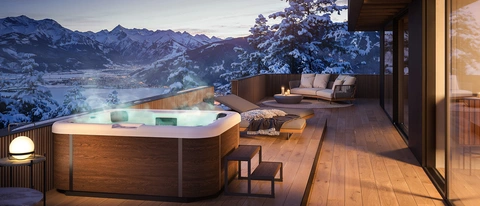 Outdoor-Pool auf Terrasse mit Bergen im Hintergrund