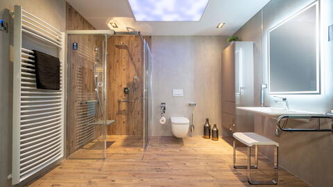Barrierefreies Bad mit Haltegriffen und Sitz in der Dusche