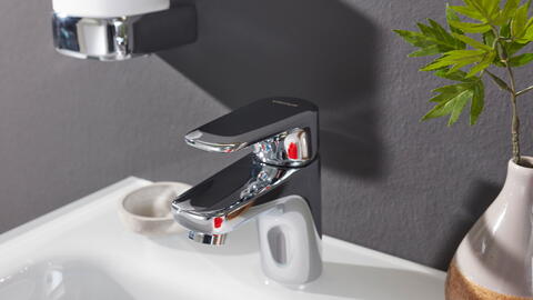 Sauberer Wasserhahn im Badezimmer