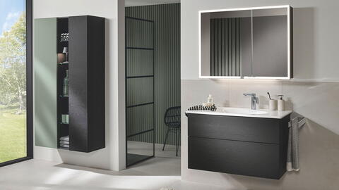 Grau glänzt als Farbe im Bad