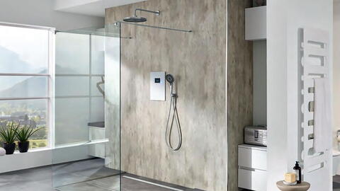 Dusche mit Wandverkleidung