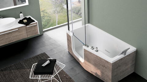 Badewanne mit Dusche und Einstieg