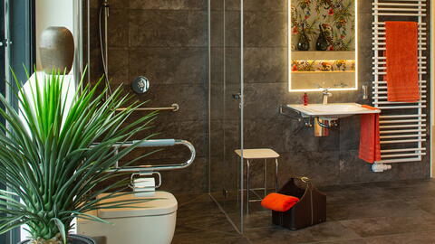 Barrierefreies Bad in schickem Design