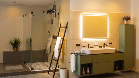 Beleuchteter Spiegel über dem Waschbecken