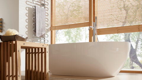 Praktischer Hocker neben der Badewanne