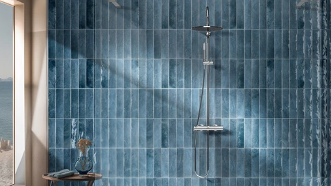 Blau gefliestes Badezimmer