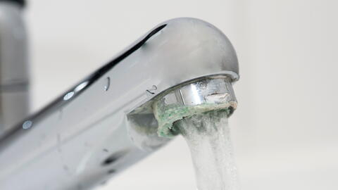 Wasserhahn mit Kalk