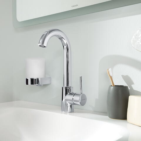 Armaturen aus Chrom für das Bad