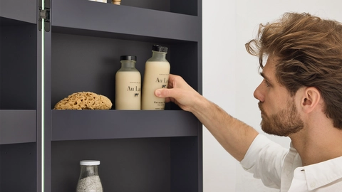 Badezimmerschrank und Mann