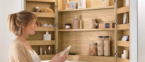 Badezimmerschrank und Frau