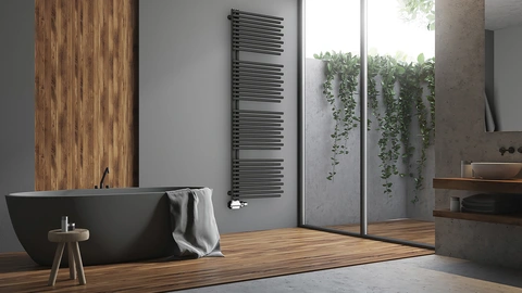 Modernes Badezimmer mit grauem Handtuch-Heizkörper