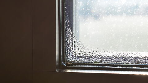 Kondenswasser am Fenster.