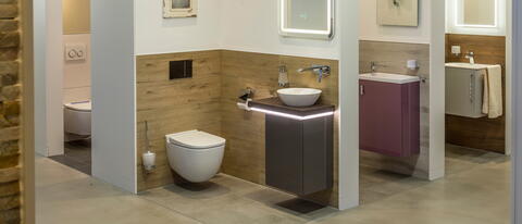 3 Kojen mit kleinen Beispielbädern in einer ELEMENTS-Ausstellung