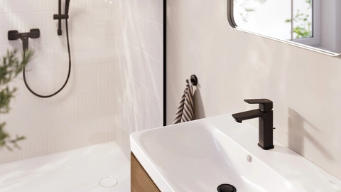 Hell gefliestes Badezimmer mit Waschbecken im Vordergrund