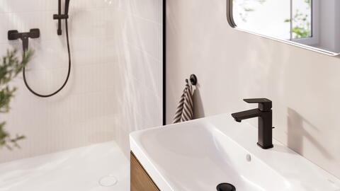 Hell gefliestes Badezimmer mit Waschbecken im Vordergrund