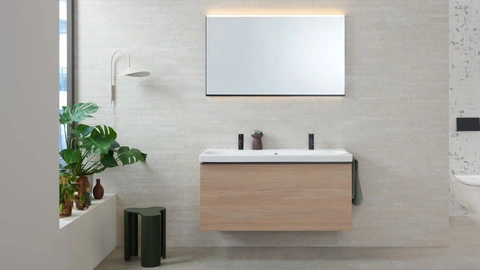 Beleuchteter Badezimmerspiegel über dem Waschbecken