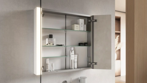 Geöffneter Spiegelschrank mit Hygieneartikeln darin