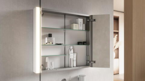 Geöffneter Spiegelschrank mit Hygieneartikeln darin