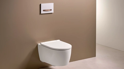 Wandhängendes WC an beigefarbener Wand