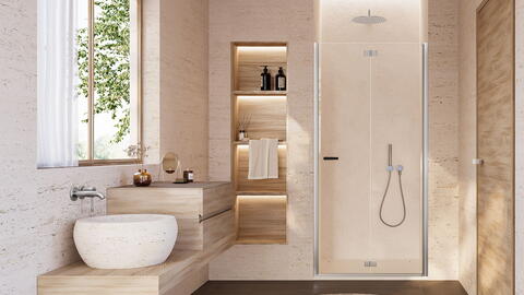 Helles Badezimmer mit Badezimmermöbeln in heller Holzoptik