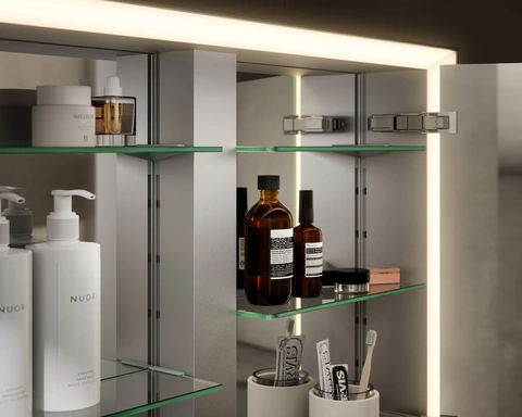 Offener, beleuchteter Spiegelschrank mit Pflegeprodukten