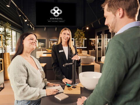 Beratung in einer ELEMENTS Badausstellung