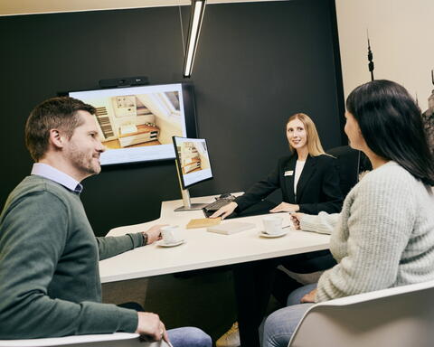 Beratung in einer ELEMENTS Badausstellung