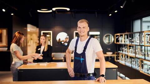 Fachhandwerker in einer ELEMENTS Badausstellung