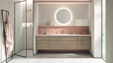 Rosafarbenes Badezimmer mit Holzunterschränken