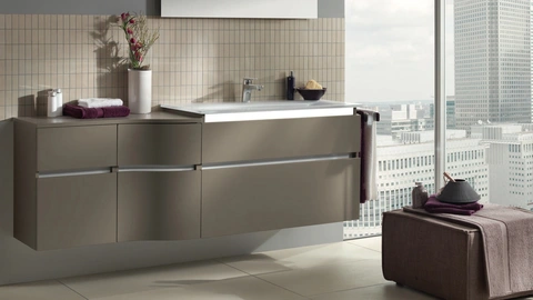 Beiger, matter Badezimmerschrank mit einer Vase 