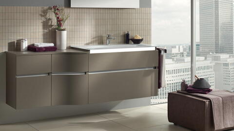 Beiger, matter Badezimmerschrank mit einer Vase 