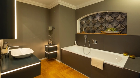 Badezimmer mit indirekter Beleuchtung