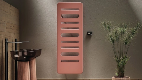 pfirsichfarbener, moderner Heizkörper im Badezimmer