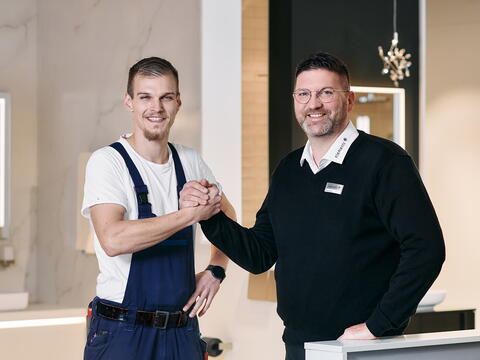 Handwerker und Badverkäufer