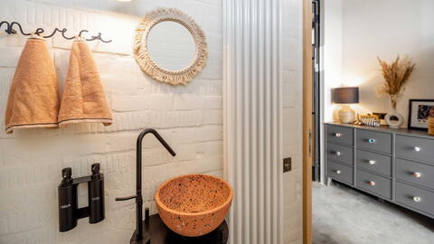 Waschbecken in orangenem Terrazzo