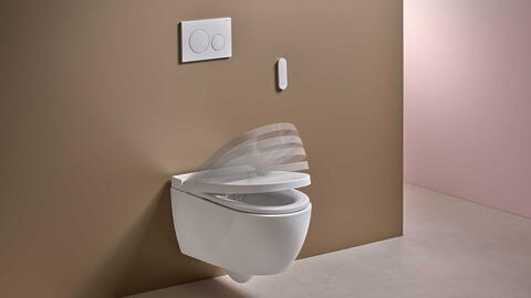 Dusch-WC an brauner Wand, das sich öffnet