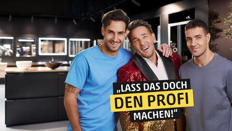 Mark Keller mit seinen Söhnen in einer Badausstellung vor dem Schriftzug "Lass das doch den Profi machen"