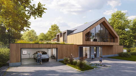 Modernes Haus mit Photovoltaikanlage auf dem Dach, spielende Kinder vor der Tür, offene Garage mit E-Auto und einem Pärchen. dass ich in den Armen liegt