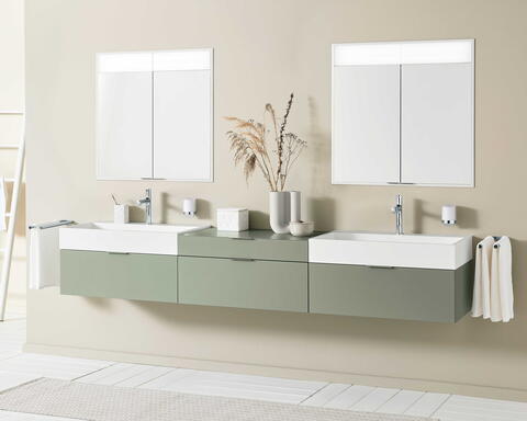 Helles Bad mit hellgrünen Unterschränken